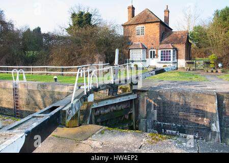 Schleusenwärter Cottage und Schloss am Grand Union Canal in Hatton, Warwickshire, England. Stockfoto