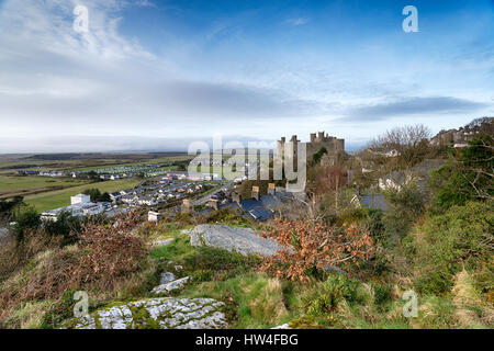 Die Burg mit Blick auf die Stadt von Harlech in Nord-Wales Stockfoto