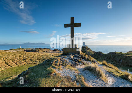 Der Leuchtturm und das Kreuz auf Llanddwyn Island in der Nähe von Newborough an der Küste von Anglesey in Wales Stockfoto