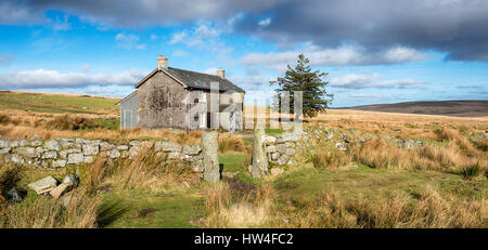 Ein altes Bauernhaus in der Nähe von Princetown auf einem abgelegenen und isolierten Teil des Dartmoor National Park in Devon Stockfoto