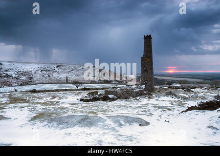 Stürmischer Sonnenaufgang über dem verlassenen mine Gebäude am Fuße des Caradon Hill an Schergen auf Bodmin Moor in Cornwall Stockfoto