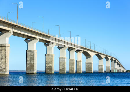 Betonbrücke über Wasser. Graue Säulen tragen das Gewicht der Struktur. Wesentlicher Bestandteil der Infrastruktur und Verbindung der Insel Oland zum Festland Sw Stockfoto