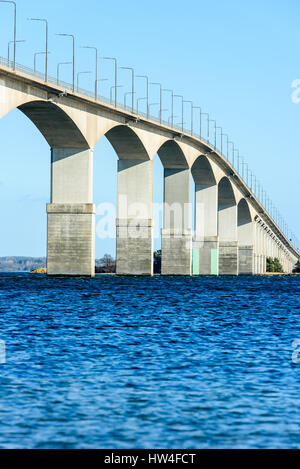 Betonbrücke über Wasser. Graue Säulen tragen das Gewicht der Struktur. Wesentlicher Bestandteil der Infrastruktur und Verbindung der Insel Oland zum Festland Sw Stockfoto