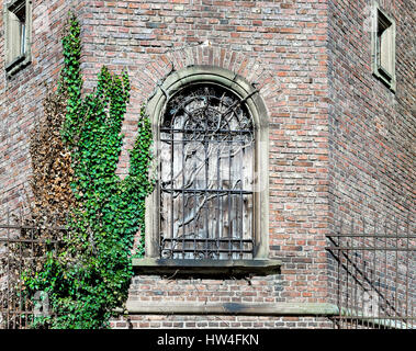 Alten Gefängnis Fenster mit Gitter und hölzernen Verschlusszeit Stockfoto