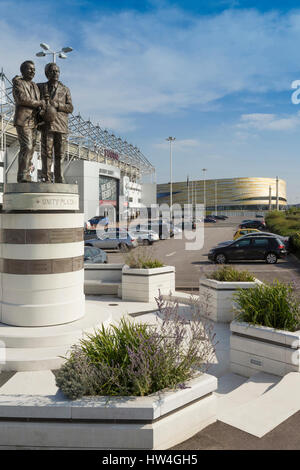 Derby von Derby County Arena gesehen "Rams" Stadion mit Statue von Brian Clough und Peter Taylor, UK. Stockfoto