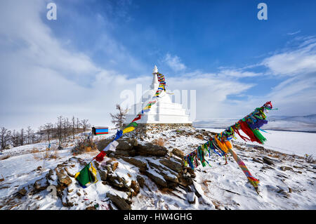 Erleuchtung Stupa ist die Hauptart der buddhistischen Stupas. Es symbolisiert die vollkommene Befreiung von allen menschlichen Leidenschaften. Ogoy Insel. Der Baikalsee. Russland Stockfoto