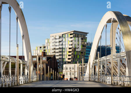 Außenansicht des Elizabeth House, Wembley, London, UK. Eine 13-stöckige geführte Wohnanlage mit Ladenfläche im Erdgeschoss und ersten Stock. Stockfoto