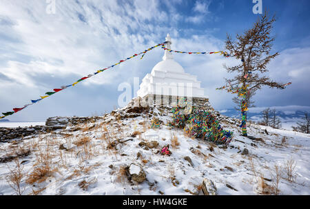 Erleuchtung Stupa ist die Hauptart der buddhistischen Stupas. Es symbolisiert die vollkommene Befreiung von allen menschlichen Leidenschaften. Ogoy Insel. Der Baikalsee. Russland Stockfoto