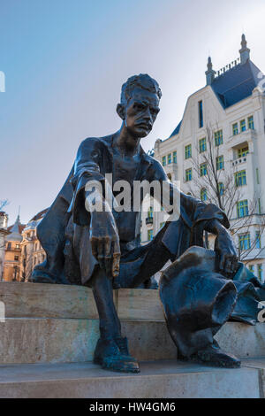 Statue von Attila József, ungarischer Dichter, Kossuth Lajos Tér, Leopoldstadt, Budapest, Ungarn Stockfoto