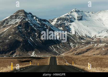 Blick entlang einer Landstraße in Island im Winter. Stockfoto