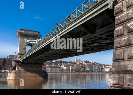 Kettenbrücke verbindet Buda und Pest, Budapest, Ungarn Stockfoto