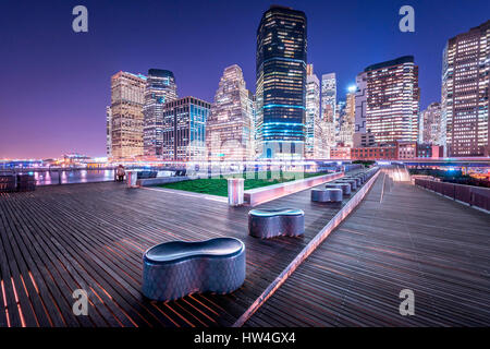 Außenansicht des Pier 15 in der Nacht, East River Esplanade, New York von SHoP Architects und Ken Smith Stockfoto