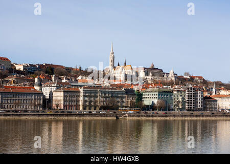 Mátyás Kirche auf dem Hügel Várhegy in Buda, gesehen von der Donau, Budapest, Ungarn Stockfoto