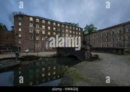 Außenansicht des Cromford Mill, Cromford, Derbyshire, England, der erste wasserbetriebene Baumwollspinnerei entwickelt von Richard Arkwright im Jahre 1771. Stockfoto