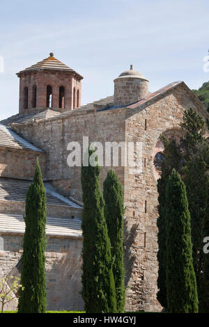 Rückseite der Abteikirche aus dem Rosengarten in Abtei von Fontfroide, Languedoc-Roussilon, Frankreich. Stockfoto