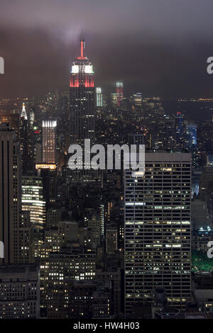 Am Abend Zeit Blick über Manhattan mit Blick auf das Empire State Building aus der "Top of the Rock", dem Rockefeller Center in New York, New York State, USA. Stockfoto