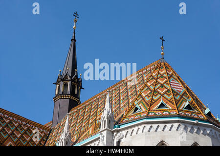 Glorious gefliest Dach Detail, Matyas Kirche, Budapest, Ungarn Stockfoto