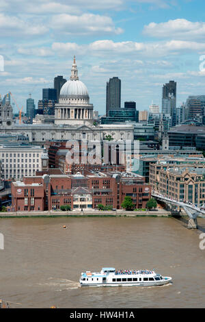 Blick über den Fluss Themse in Richtung St. Pauls, aus der neue Tate Modern Anhang, Southwark, London SE1, UK. Stockfoto