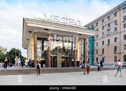 Moskau - 26. August 2016: Menschen zu Fuß auf dem Hauptplatz an der Eingangspavillon der Tschistie Prudy Metro Station. Dieser Bereich wurde in 2 umgebaut. Stockfoto