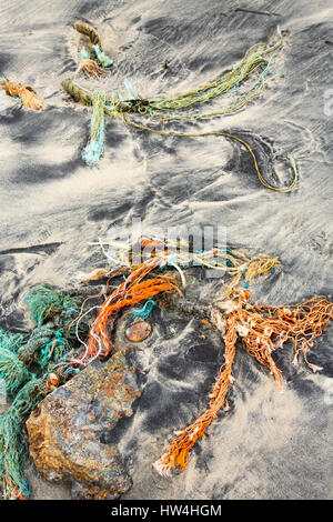 Verworfen, Fischernetz am Strand von Gwithian Towans, einem Naturschutzgebiet an der kornischen Küste in der Nähe von St Ives an Land gespült. Stockfoto