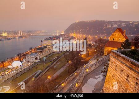 Donau vom Castle Hill Viertel gesehen. Budapest Ungarn, Südosteuropa Stockfoto