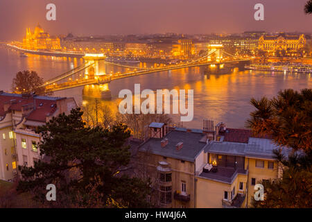 Das Parlamentsgebäude und die Kettenbrücke über die Donau von Castle Hill Viertel gesehen. Budapest Ungarn, Südost-Europa Stockfoto