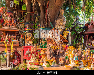 Figuren um einen heiligen Baum in Pattaya, Chonburi Provinz von Thailand. Stockfoto