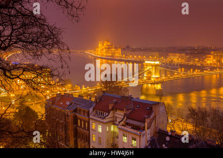 Das Parlamentsgebäude und die Kettenbrücke über die Donau von Castle Hill Viertel gesehen. Budapest Ungarn, Südost-Europa Stockfoto