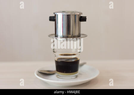 Traditionellen Stil vietnamesischen Kaffee tropft in einem Glas unten mit weichen Hintergrund und Schärfentiefe. Stockfoto