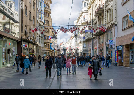 25. Februar 2017 - Belgrad, Serbien - Knez Mihailova Straße im Zentrum von Belgrad, voll von Menschen Stockfoto