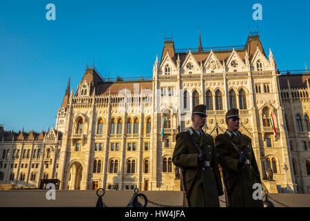 Ehre Wachen außerhalb des ungarischen Parlamentsgebäude, neugotischen Stil, Nationalversammlung. Budapest Ungarn, Südost-Europa Stockfoto