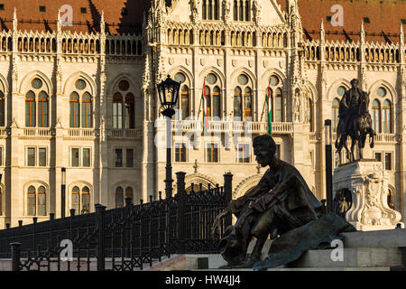 Statue von Josef Attila vor das Parlament Gebäude im neugotischen Stil, Nationalversammlung. Budapest Ungarn, Südost-Europa Stockfoto