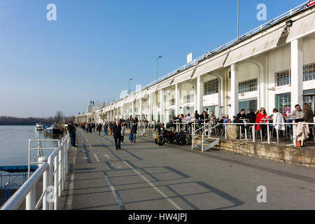 26. Februar 2017 - Belgrad, Serbien - Menschen in Cafés am Fluss Sava in Belgrad, genießen den schönen Tag Stockfoto