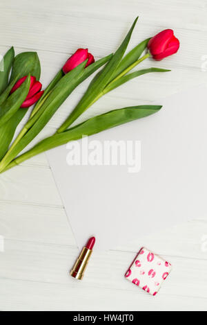 Rote Tulpen auf eine hölzerne Tafel Stockfoto