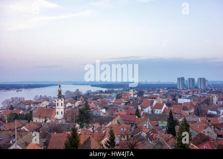 Blick nach Belgrad und die Donau vom Gardos Hügel in Zemun, Serbien, in der Dämmerung Stockfoto