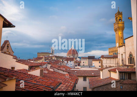 Skyline von Florenz, Blick über die malerischen Dächer im Zentrum von Florenz mit der Kuppel des Doms und dem Palazzo Vecchio Turm über der Dachlinie. Stockfoto