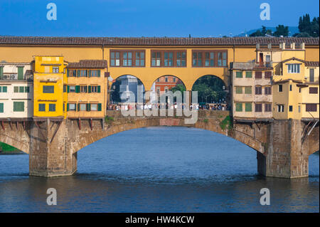 Ponte Vecchio Florenz, Blick auf Touristen auf der Ponte Vecchio versammelt - die Renaissance-Brücke über den Fluss Arno, Florenz Italien Stockfoto