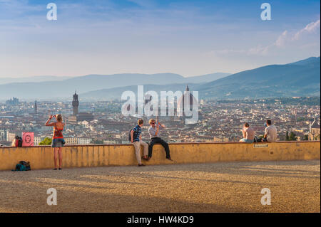 Florenz Tourismus, Blick von Touristen auf einer Hangterrasse mit Blick auf die malerische Stadt Florenz kurz vor Sonnenuntergang versammelt, Firenze, Toskana, Italien. Stockfoto