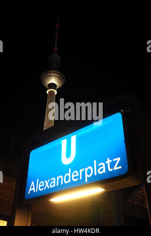 Berlin, Deutschland: Eingang Alexanderplatz u station(U-Bahn) bei Nacht. Auf Grund der TV Turm Stockfoto