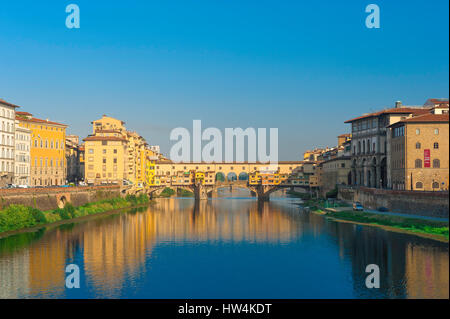 Florenz Ponte Vecchio, Blick auf die berühmte Renaissance-Brücke über den Fluss Arno im Zentrum von Florenz von einem Sommer Sonnenaufgang beleuchtet, Italien Stockfoto