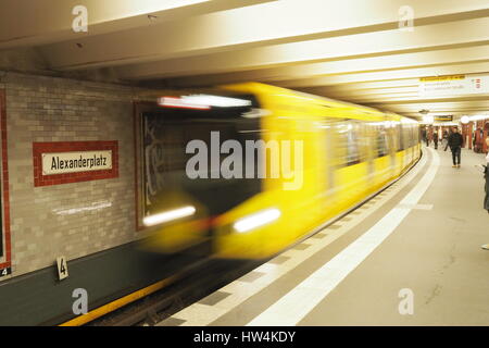 Berliner u-Bahn (U-Bahn): gelbe Wagen in Bewegung am Alexanderplatz Bahnhof Stockfoto