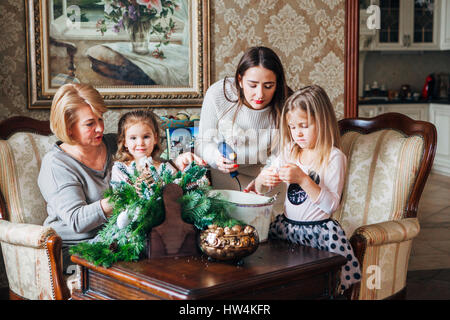 Großmutter mit Mädchen, die Vorbereitungen für Weihnachten Stockfoto