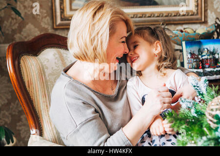 Großmutter mit Kind, die Vorbereitungen für Weihnachten Stockfoto