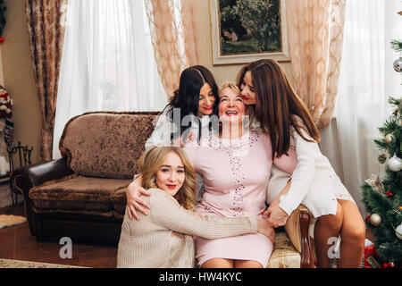 Mutter mit drei schönen Töchter posieren für die Kamera Stockfoto