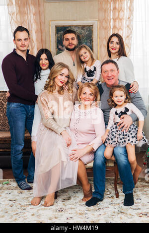 Glückliche große Familie mit Kindern zu Hause posiert die Kamera Stockfoto