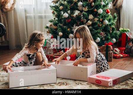 Zwei kleine Mädchen mit Geschenken Stockfoto