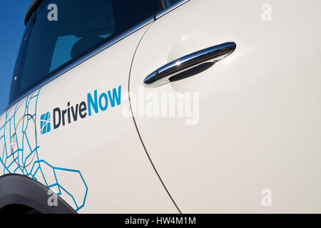 DriveNow Carsharing MINI. DriveNow ist ein Joint Venture zwischen BMW und Sixt, das Carsharing Dienstleistungen in mehreren europäischen Städten. Stockfoto