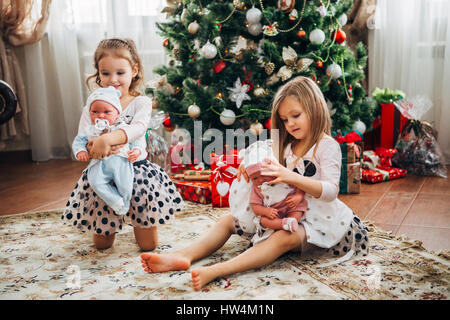 Zwei kleine Mädchen mit Geschenken Stockfoto