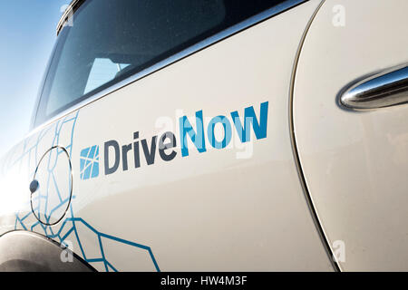 DriveNow Carsharing MINI. DriveNow ist ein Joint Venture zwischen BMW und Sixt, das Carsharing Dienstleistungen in mehreren europäischen Städten. Stockfoto