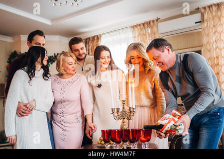 Glückliche Familie feiern Stockfoto